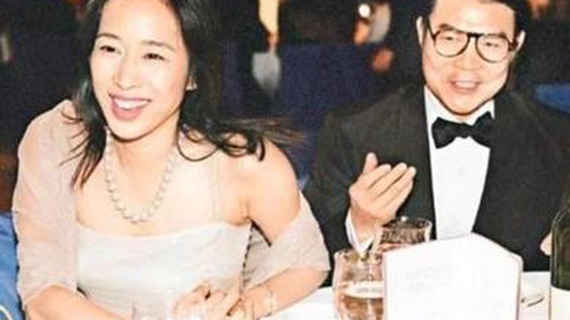 霍启山携娜然出席弟弟婚礼，亲密同框引全网瞩目